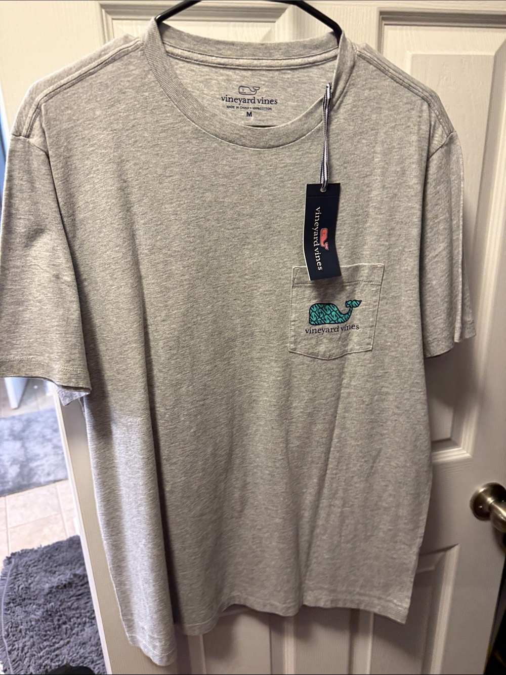 Vineyard Vines Men’s Heather Gray Pocket Tee with Teal Whale - Picture 1 of 3